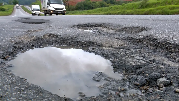 Concessionária da Rodovia Fernão Dias é notificada por más condições e buracos em pista pedagiada em MG