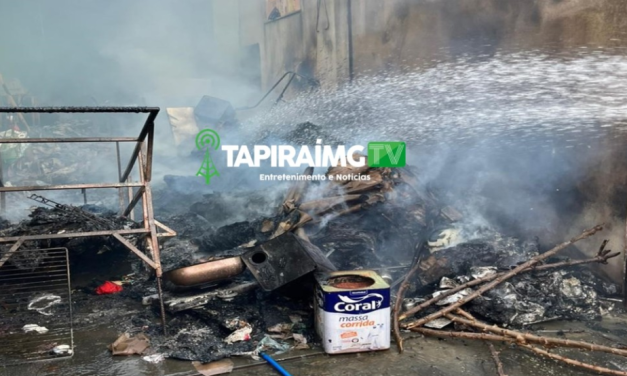 Material reciclável pega fogo dentro de casa em Nova Serrana