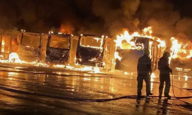 Ônibus e micro-ônibus pegam fogo em garagem no interior de Minas