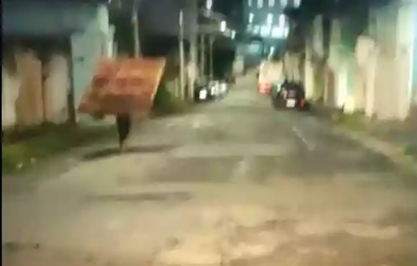 Mulher obriga ladrão a devolver portão furtado em Varginha