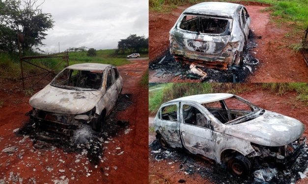 Carro roubado durante assalto na zona rural é encontrado queimado às margens da BR-265, em Boa Esperança