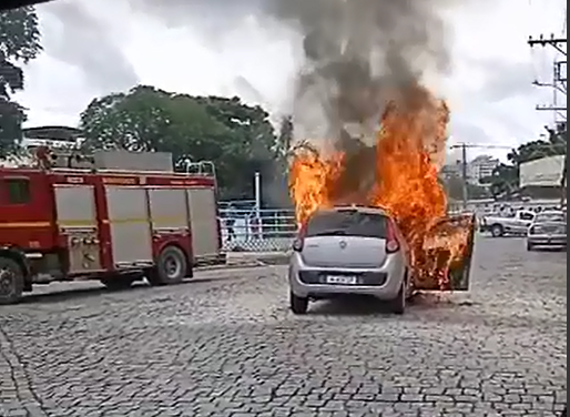 Veículo pega fogo na praça Rubens Dalariva, em Formiga