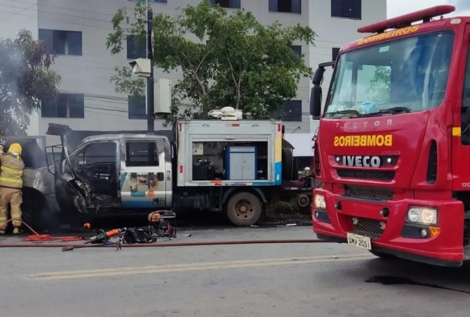 Corpo de Bombeiros Militar de Arcos combate incêndio em veículo