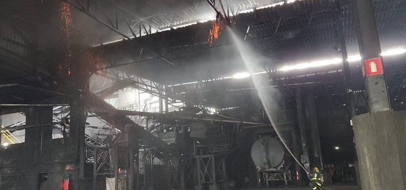 Bombeiros combatem incêndio em depósito de carvão em São Gonçalo do Pará
