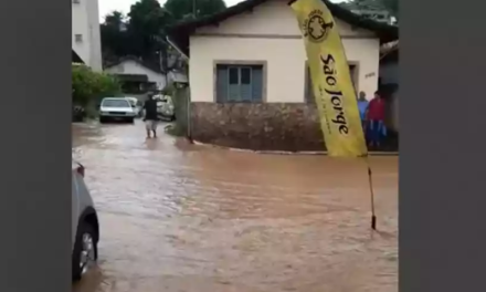 Temporal alaga ruas e invade restaurante em Itapecerica