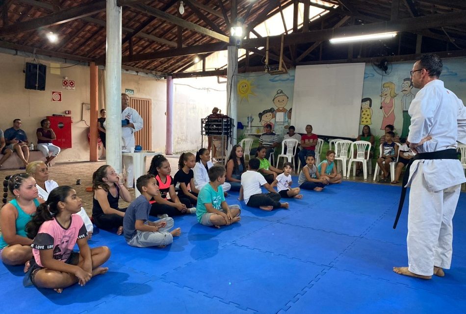 Formiguense realiza apresentação de karatê para os pais de alunos do Cras de Pedra do Indaiá