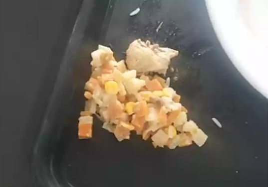 Larvas são achadas em comida de trabalhadores de fábrica de fertilizantes em MG