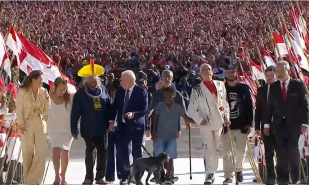 Lula sobe a rampa com 7 representantes de grupos sociais