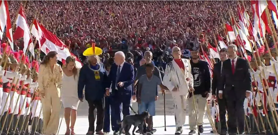 Lula sobe a rampa com 7 representantes de grupos sociais