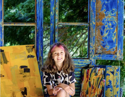 Brasileira de 9 anos vai expor suas pinturas no Louvre, em Paris