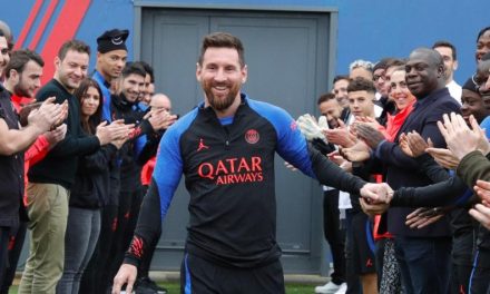 Campeão do Mundo, Lionel Messi volta aos treinos e recebe homenagem do PSG