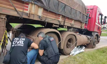 Motorista morre esmagado por roda da própria carreta em MG