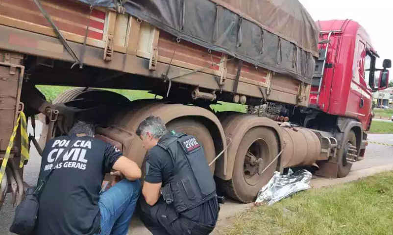 Motorista morre esmagado por roda da própria carreta em MG