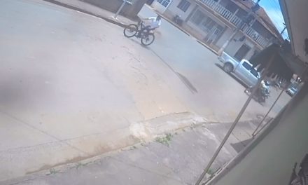 Motociclista avança sinal vermelho e é atingido por caminhonete em Bambuí