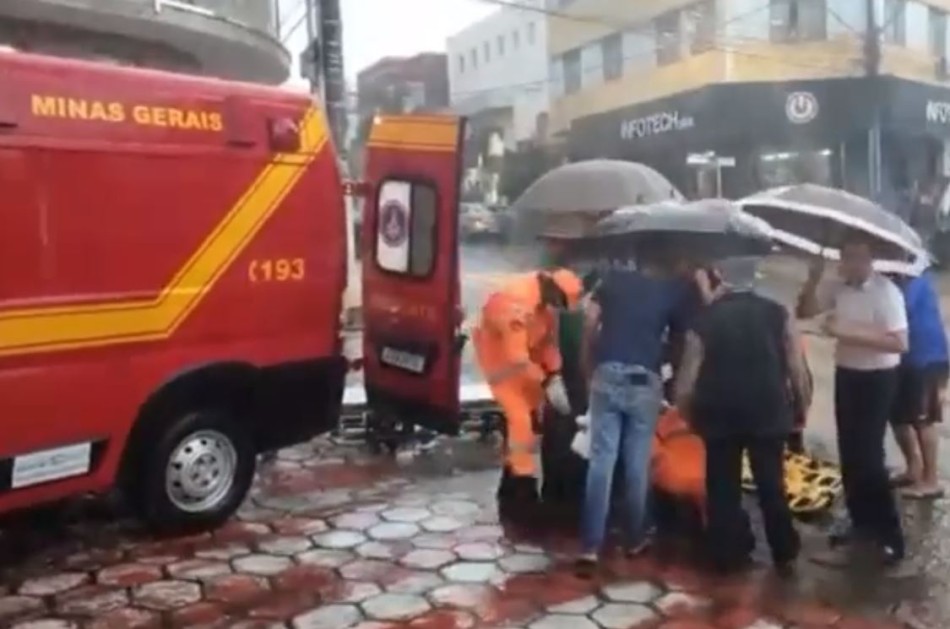 Mulher é atropelada na faixa de pedestre no centro de Piumhi