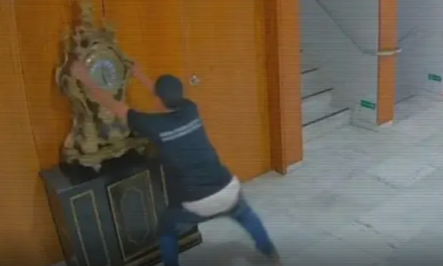 Homem que destruiu o relógio de dom João VI no Planalto é preso em MG