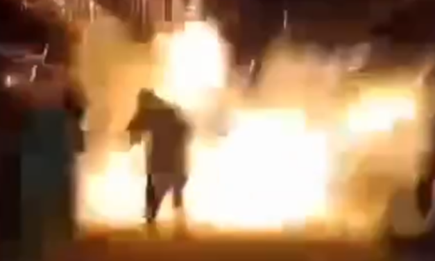 Mulher morre após rojão ficar preso em sua roupa durante queima de fogos no litoral de SP