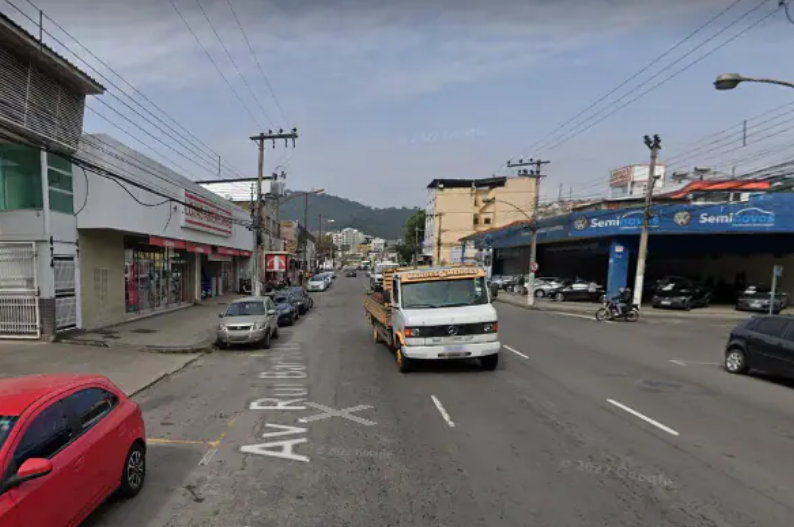 Mulheres quebram TV’s, furtam cremes e fogem com chocolate na calça em MG