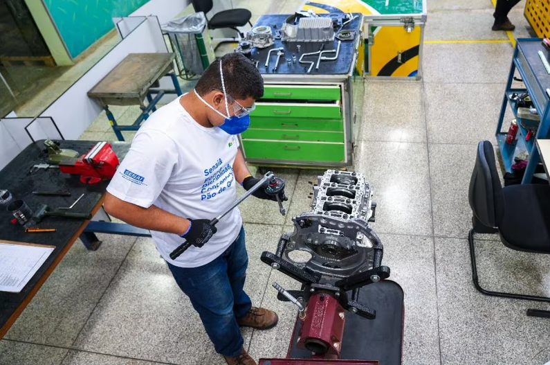 Brasil precisa de 77 mil profissionais na área industrial, segundo pesquisa