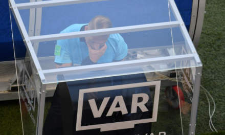 Árbitros terão que divulgar decisões do VAR em sistema de som para público dos estádios e da TV