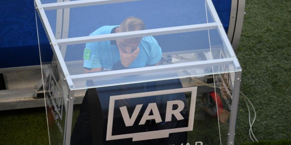 Árbitros terão que divulgar decisões do VAR em sistema de som para público dos estádios e da TV