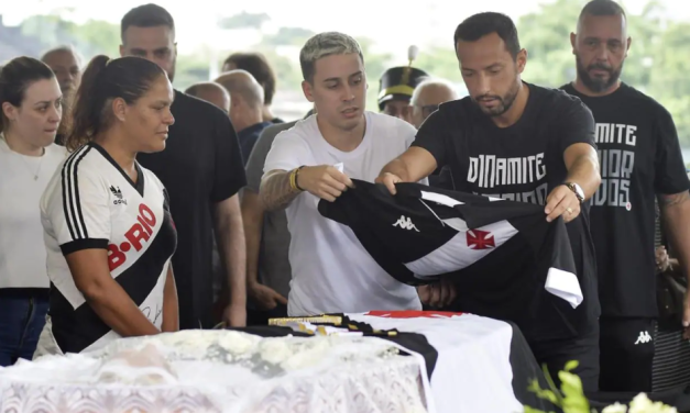 Velório de Roberto Dinamite tem fila de fãs, choro de Edmundo e homenagens
