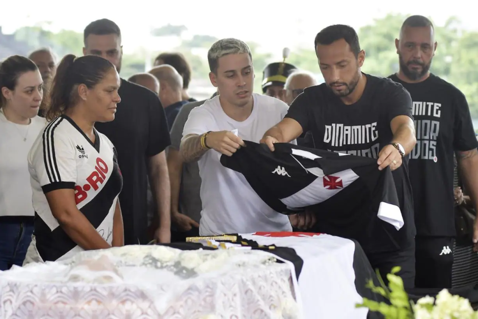 Velório de Roberto Dinamite tem fila de fãs, choro de Edmundo e homenagens