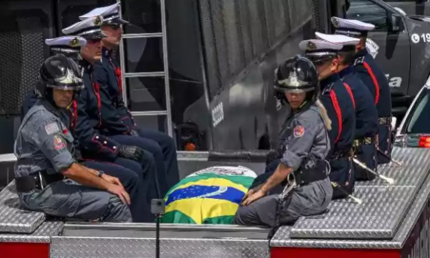 Corpo de Pelé chega ao Memorial Necrópole Ecumênica, onde será sepultado