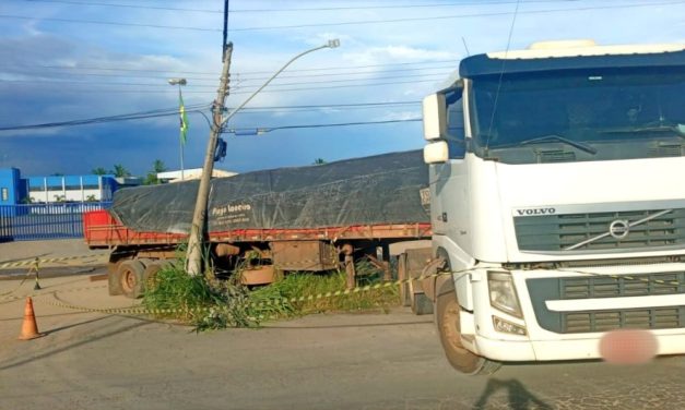 Semi-reboque de carreta atinge poste na BR-354, em Arcos