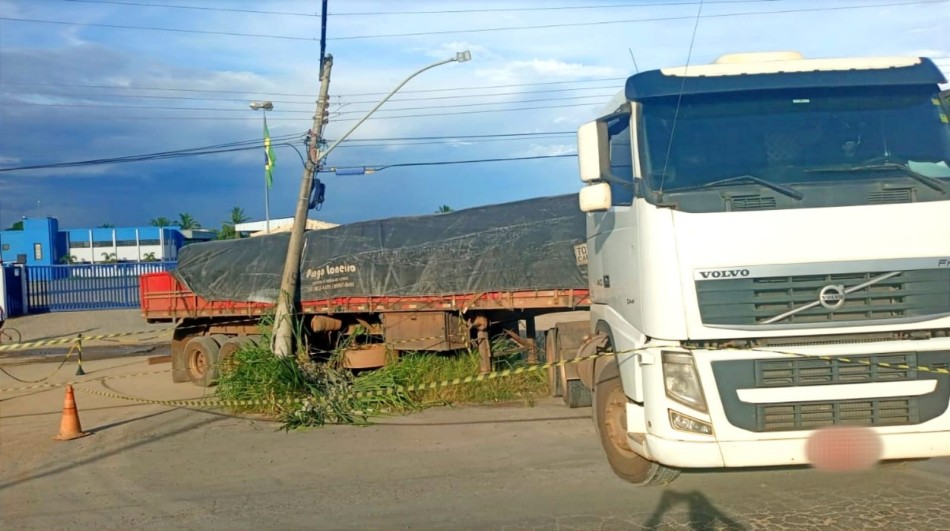 Semi-reboque de carreta atinge poste na BR-354, em Arcos