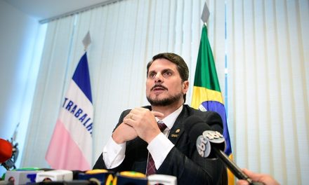 Marcos do Val desiste de renunciar ao mandato