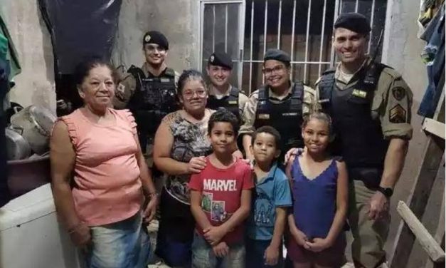 Após pais surdos sofrerem golpe, policiais militares fazem aniversário para criança em MG