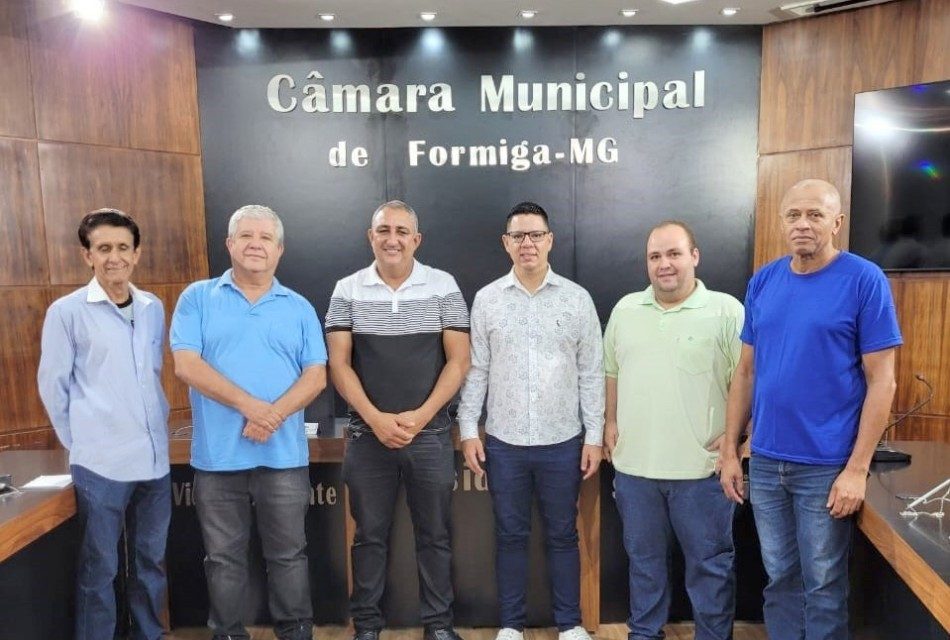 Câmara Municipal recebe visita de vereadores de Piumhi