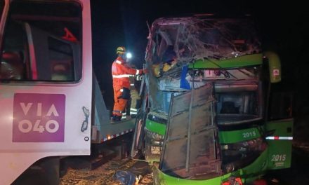 Duas pessoas morrem após grave acidente entre carreta e ônibus na BR-040