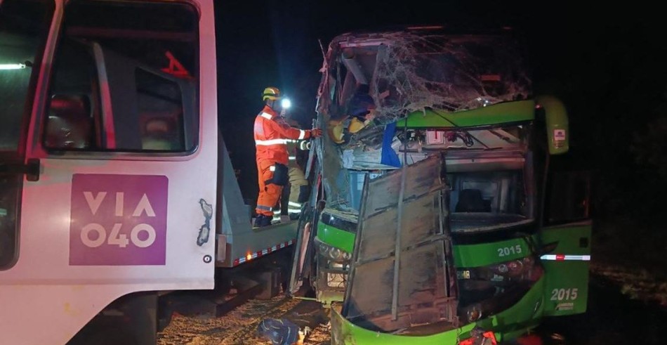 Duas pessoas morrem após grave acidente entre carreta e ônibus na BR-040