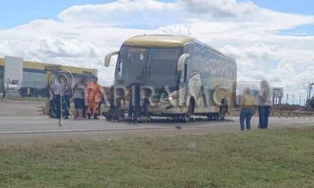 Homem fica ferido após acidente entre motocicleta e ônibus na BR-262