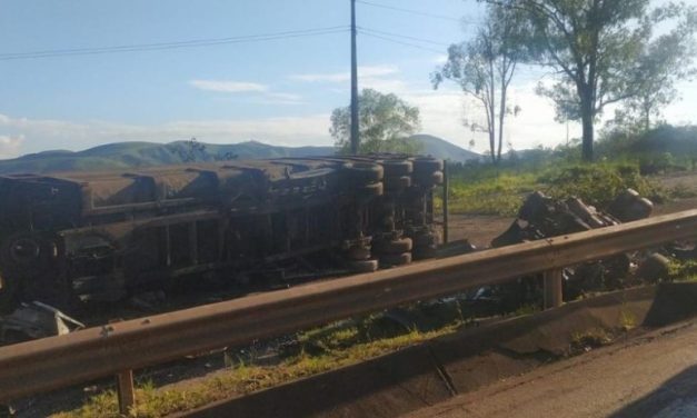 Acidente entre carretas interdita BR-040, em Itabirito