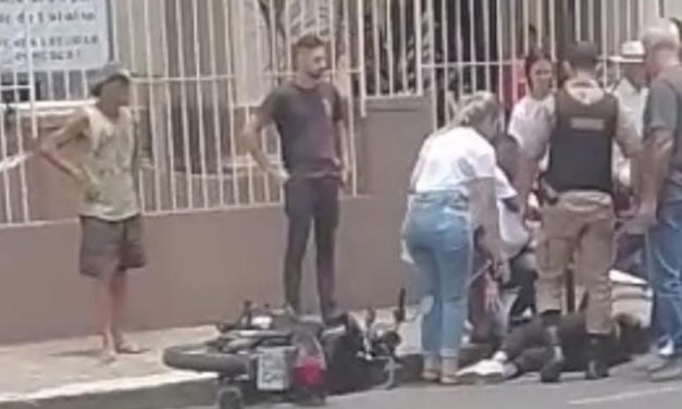 Mulher fica ferida após colisão entre moto e carro no Centro de Formiga