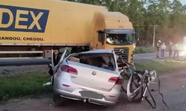 Carro bate de frente com carreta dos Correios e motorista morre na BR-135