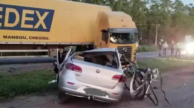 Carro bate de frente com carreta dos Correios e motorista morre na BR-135