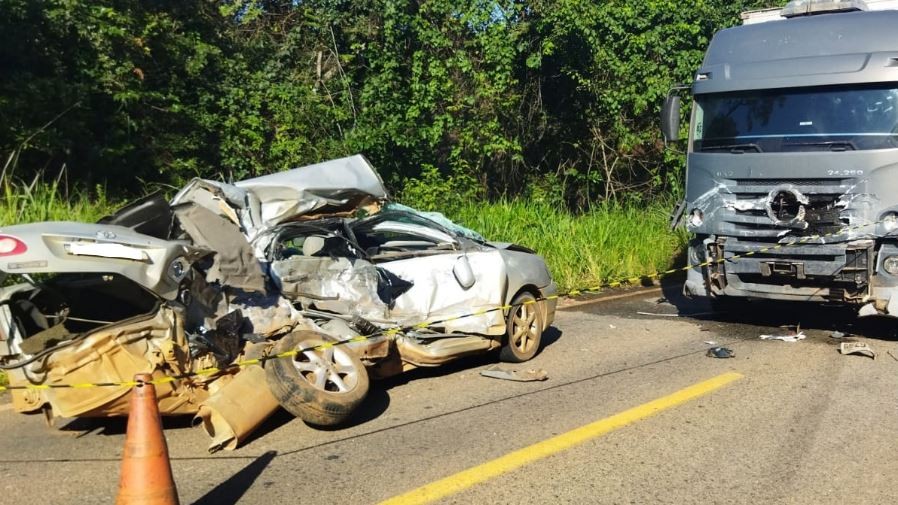 Acidente entre carro e caminhão mata homem que voltava de festa em Papagaios