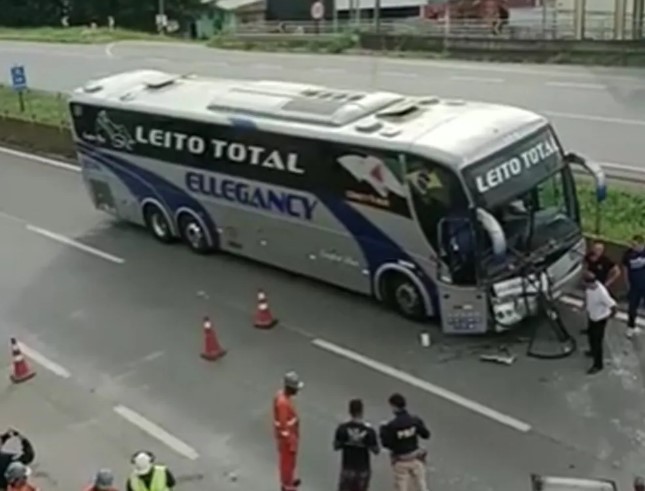 Motorista de ônibus fica preso em ferragens após batida em traseira de carreta na Fernão Dias