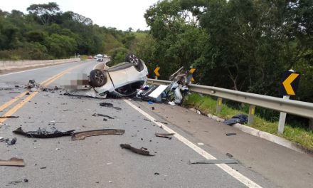 Colisão entre carro e carreta deixa uma vítima fatal na MG-050, em Itapecerica