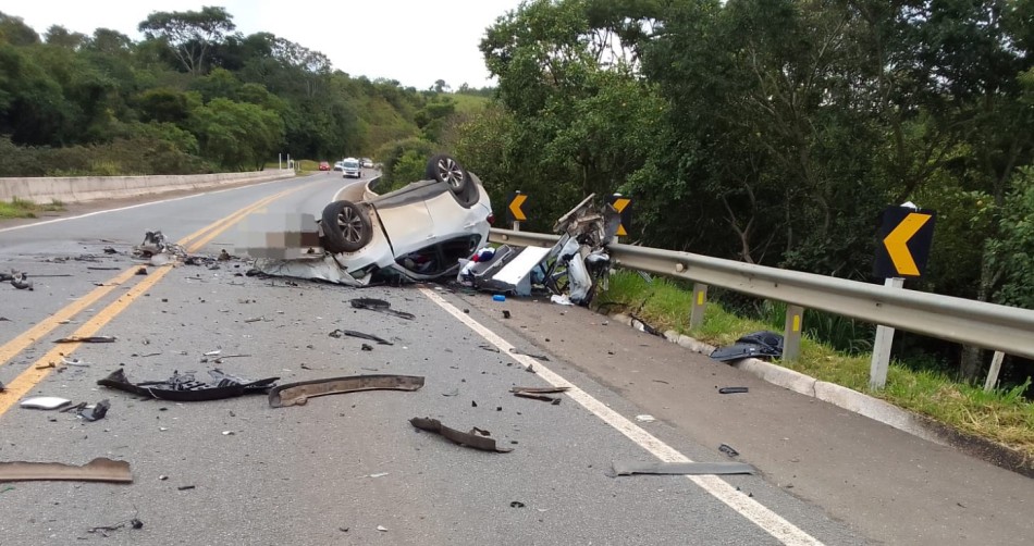 Colisão entre carro e carreta deixa uma vítima fatal na MG-050, em Itapecerica