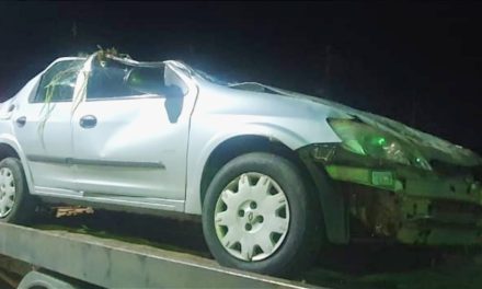 Mulher fica ferida após carro cair em ribanceira na MG-164, em Pedra do Indaiá