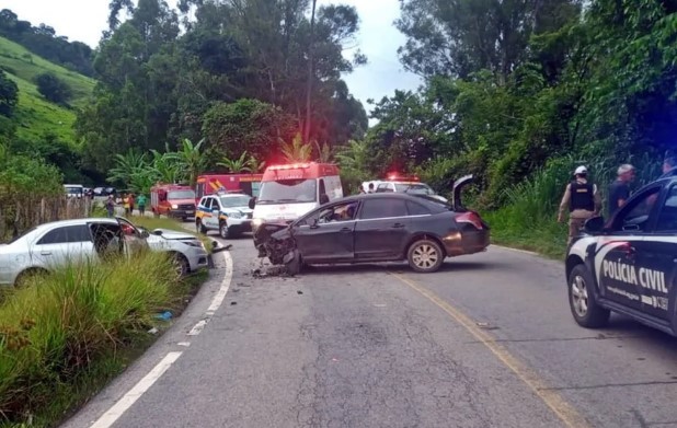 Motorista invade contramão e bate de frente com carro de militar no Sul de MG