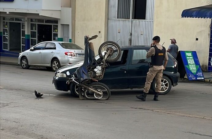 Homem fica ferido após colisão entre carro e motocicleta em Lagoa da Prata