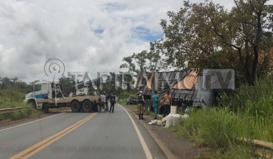 Caminhão carregado com milho tomba na BR-354, entre Tapiraí e Bambuí