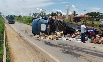 Caminhão tomba na BR-354, em Bambuí