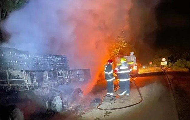 Carreta carregada com alumínio pega fogo no Sul de Minas